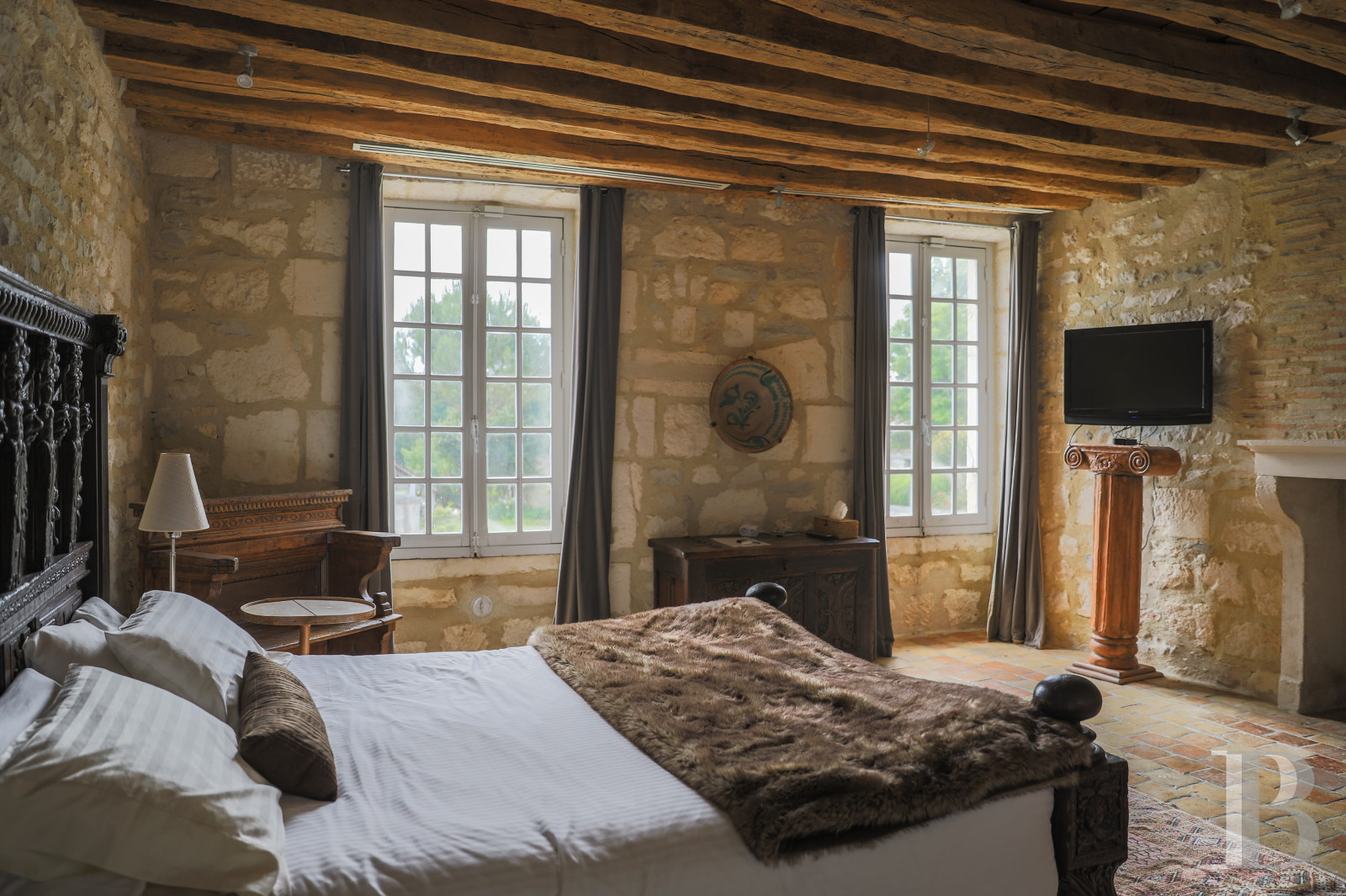 En Bourgogne, non loin de Vézelay, un château en bord de falaise surplombant l’Yonne - photo  n°31